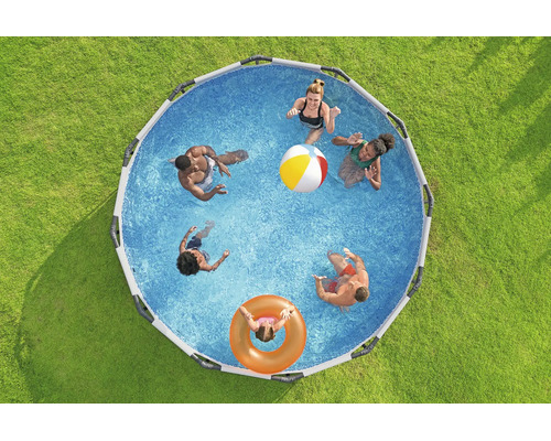 Runder Frame Pool im Garten mit spielenden Personen, Wasserball und Schwimmring, Draufsicht.
