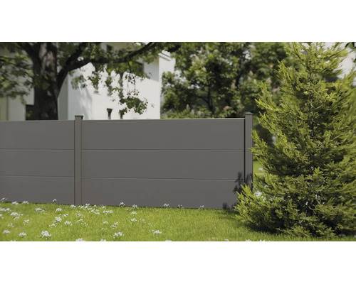 Moderner grauer Sichtschutzzaun mit horizontalen Paneelen und Pfosten in einem hellen Garten mit Rasen und Bäumen.