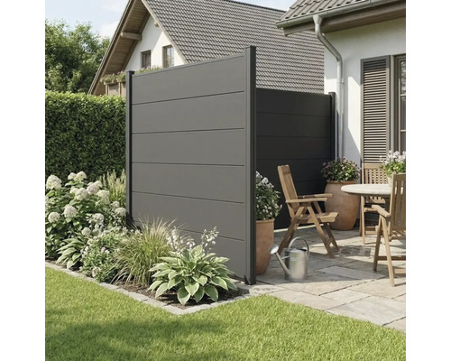 Modernes Sichtschutzelement aus horizontalen Paneelen in Anthrazit auf einer gepflasterten Terrasse mit Gartenmöbeln aus Holz und Bepflanzung.