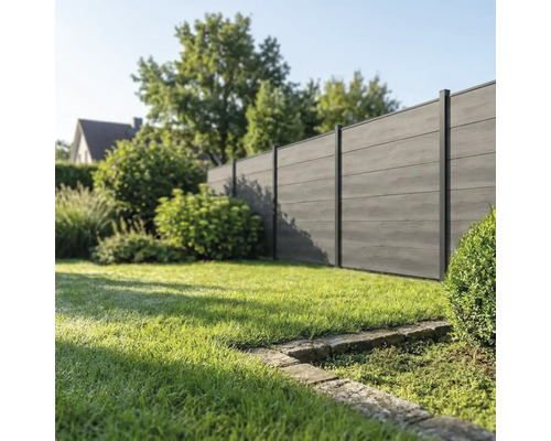 Moderner Sichtschutzzaun aus Holzverbundwerkstoff in Holzoptik mit schwarzen Pfosten in einem gepflegten Garten mit Rasenfläche.