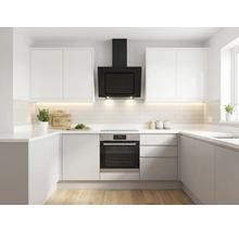 Helle, moderne U-Küche mit weißen Schränken, schwarzer Dunstabzugshaube, integriertem Backofen, weißem Fliesenspiegel und Holzboden.