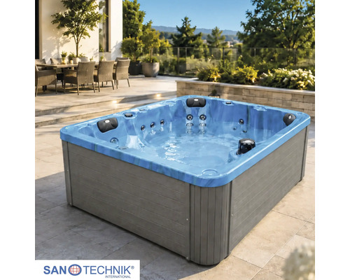 Eckiger Außenwhirlpool auf einer hellen Terrasse mit grauer Verkleidung und blauem Becken. Im Hintergrund Gartenmöbel und Bäume. Sanotechnik Logo.