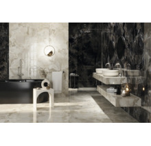 Modernes Badezimmer mit Wand- und Bodenfliesen in Marmoroptik, freistehender Badewanne und Doppelwaschtisch.