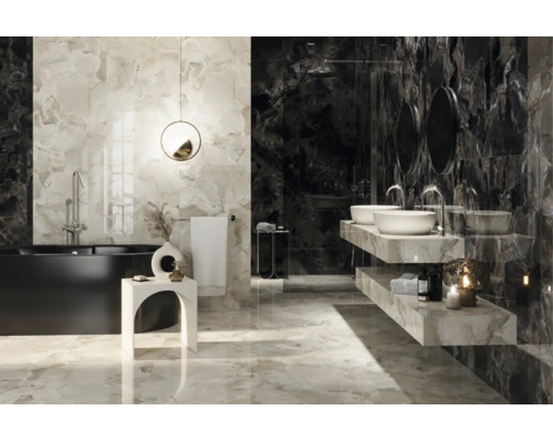 Modernes Badezimmer mit Wand- und Bodenfliesen in Marmoroptik, freistehender Badewanne und Doppelwaschtisch.