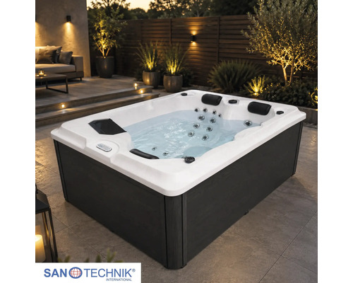 Rechteckiger Whirlpool mit weißer Wanne und dunkler Verkleidung auf einer beleuchteten Terrasse. Sanotechnik International Logo.