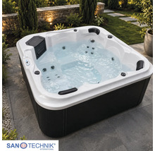 Sanotechnik Außenwhirlpool mit Wasserjets und Nackenstützen auf einer Terrasse in einem Garten.