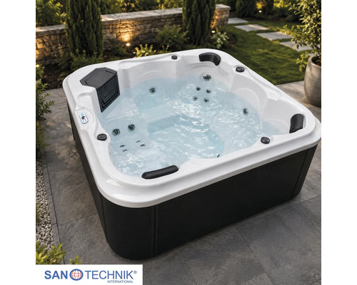Sanotechnik Außenwhirlpool mit Wasserjets und Nackenstützen auf einer Terrasse in einem Garten.