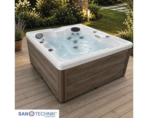 Sanotechnik Außenwhirlpool mit Verkleidung in Holzoptik auf einer Holzterrasse im Garten mit Massagedüsen und Kopfstützen.