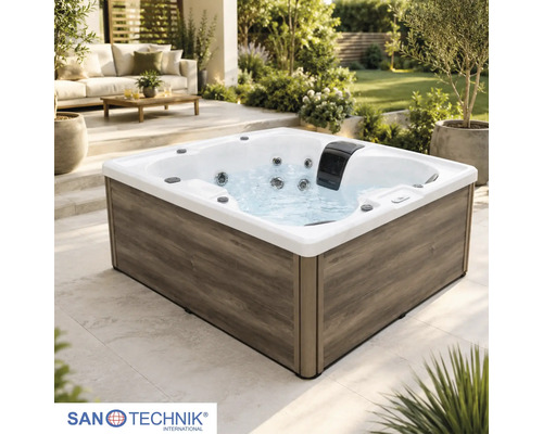 Quadratischer Außenwhirlpool mit holzoptik Verkleidung auf einer Terrasse im Garten. Sanotechnik International Logo.