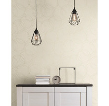 Helle Vliestapete mit geometrischem Kreismuster in einem modern eingerichteten Raum mit Sideboard und zwei schwarzen Pendelleuchten.