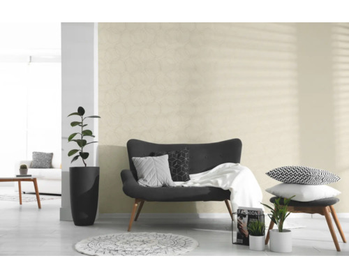 Tapete mit Kreismuster in einem hellen, modern eingerichteten Wohnzimmer mit dunklem Sofa und Zimmerpflanzen.