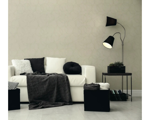Modernes Wohnzimmer mit gemusterter Tapete, weißem Sofa, schwarzen und weißen Kissen, einer dunklen Decke und einer zweiflammigen Stehlampe.