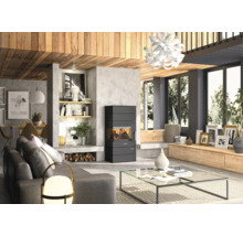 Modernes, helles Wohnzimmer mit schwarzem Kaminofen, Holzdecke, großen Fenstern, grauem Sofa und Glastisch.