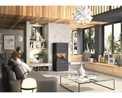 Modernes, helles Wohnzimmer mit schwarzem Kaminofen, Holzdecke, großen Fenstern, grauem Sofa und Glastisch.