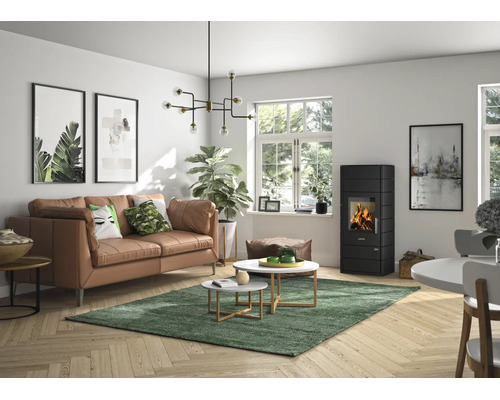 Modernes, helles Wohnzimmer mit schwarzem Kaminofen, braunem Ledersofa, Couchtischen auf grünem Teppich und Holzfußboden.