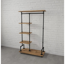 Kleiderständer im Industriestil mit schwarzen Metallrohren, Holzregalen, einer Kleiderstange und Rollen.