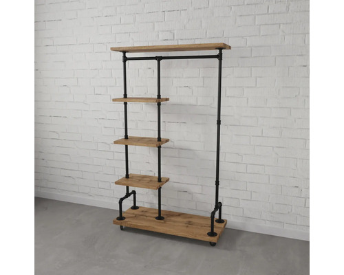 Kleiderständer im Industriestil mit schwarzen Metallrohren, Holzregalen, einer Kleiderstange und Rollen.