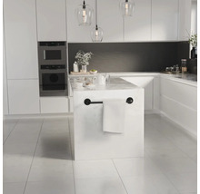 Moderne helle Küche mit weißer Kücheninsel in Marmor-Optik, schwarzer Handtuchstange, grifflosen Schränken und Einbaugeräten.