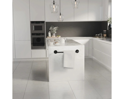Moderne helle Küche mit weißer Kücheninsel in Marmor-Optik, schwarzer Handtuchstange, grifflosen Schränken und Einbaugeräten.