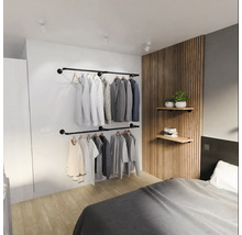 Modernes Schlafzimmer mit zwei wandmontierten Kleiderstangen aus Metall im Industriestil und einer dekorativen Holzlattenwand mit Regalen.