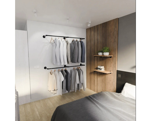 Modernes Schlafzimmer mit zwei wandmontierten Kleiderstangen aus Metall im Industriestil und einer dekorativen Holzlattenwand mit Regalen.