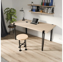 Moderner Arbeitsplatz mit Schreibtisch aus Holz, schwarzen Metallfüßen, passendem Hocker im Industriedesign und Wandregalen.