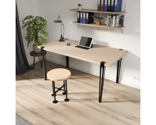 Moderner Arbeitsplatz mit Schreibtisch aus Holz, schwarzen Metallfüßen, passendem Hocker im Industriedesign und Wandregalen.