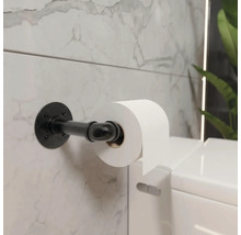Schwarzer Toilettenpapierhalter aus Metall im industriellen Rohr-Design, an einer marmorierten Wand montiert.