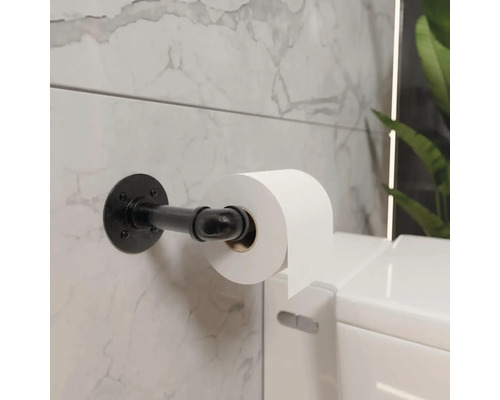 Schwarzer Toilettenpapierhalter aus Metall im industriellen Rohr-Design, an einer marmorierten Wand montiert.