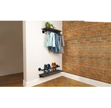 Wandgarderobe und Schuhregal im Industrial Style aus dunklem Holz und schwarzen Metallrohren mit aufgehängten Jacken und abgestellten Schuhen.