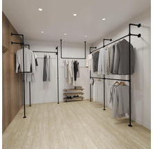 Begehbarer Kleiderschrank im Industrial-Stil mit schwarzem Rohrsystem, Schuhregal aus Holz und hellem Laminatboden.