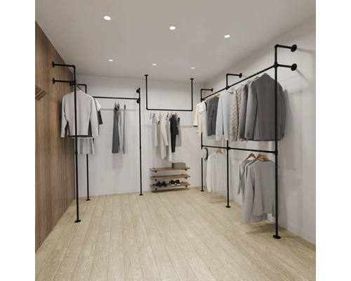 Begehbarer Kleiderschrank im Industrial-Stil mit schwarzem Rohrsystem, Schuhregal aus Holz und hellem Laminatboden.