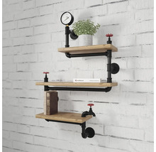 Wandregal im Industriedesign aus Holz und schwarzen Metallrohren mit dekorativem Manometer und roten Ventilen an einer weißen Ziegelwand.