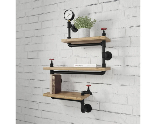 Wandregal im Industriedesign aus Holz und schwarzen Metallrohren mit dekorativem Manometer und roten Ventilen an einer weißen Ziegelwand.