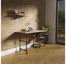 Schreibtisch und Wandregal im Industrial-Stil mit Holzplatten und schwarzen Metallrohr-Gestellen vor einer Ziegelwand.
