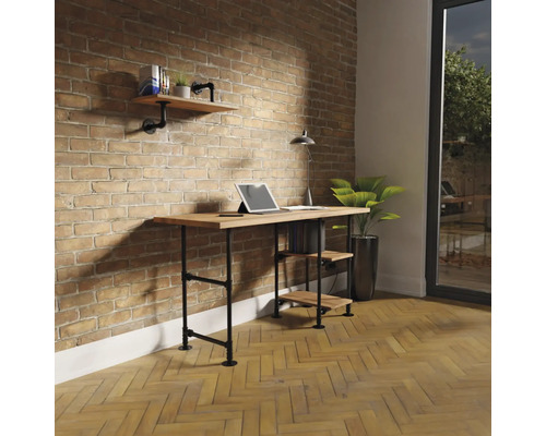 Schreibtisch und Wandregal im Industrial-Stil mit Holzplatten und schwarzen Metallrohr-Gestellen vor einer Ziegelwand.