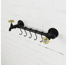 Wandgarderobe im Industriedesign aus schwarzen Metallrohren mit fünf S-Haken und zwei goldfarbenen Dekoelementen in Ventilform.