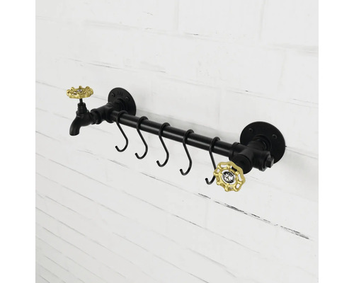 Wandgarderobe im Industriedesign aus schwarzen Metallrohren mit fünf S-Haken und zwei goldfarbenen Dekoelementen in Ventilform.