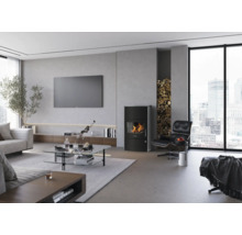 Modernes, helles Wohnzimmer mit schwarzem Kaminofen, Holzlagernische, Glastisch und großem Fenster mit Stadtblick.
