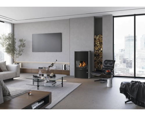Modernes, helles Wohnzimmer mit schwarzem Kaminofen, Holzlagernische, Glastisch und großem Fenster mit Stadtblick.