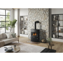 Modernes, helles Wohnzimmer mit schwarzem Kaminofen vor einer Natursteinwand, Holzboden und großem Fenster.