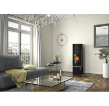 Modernes helles Wohnzimmer mit schwarzem Kaminofen, grauem Sofa, Glastisch und Fischgrätparkett. Große Fenster und dekorativer Kronleuchter.