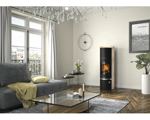 Moderner Kaminofen mit brennendem Feuer in einem Wohnzimmer mit Sofa, Glastisch und Parkettboden.