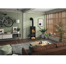 Moderner Kaminofen in einem hellen Wohnzimmer mit Parkettboden, Ledersofa und großen Fenstern mit Holzjalousien.