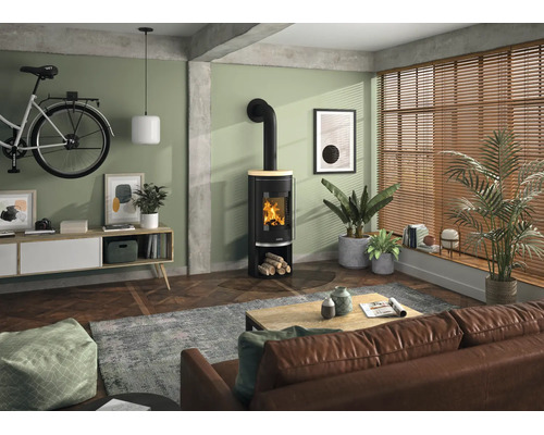 Moderner Kaminofen in einem hellen Wohnzimmer mit Parkettboden, Ledersofa, Holzjalousien und einem an der Wand montierten Fahrrad.