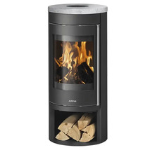 Justus Kaminofen in Schwarz mit Steinabdeckung, brennendem Holzfeuer hinter Sichtscheibe und integriertem Holzfach unten.