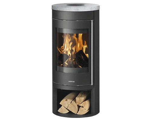 Justus Kaminofen in Schwarz mit Steinabdeckung, brennendem Holzfeuer hinter Sichtscheibe und integriertem Holzfach unten.