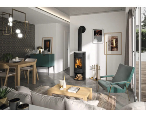 Moderner, heller Wohnbereich mit Kaminofen, Esstisch aus Holz, grünem Samtsessel und Sofa. Stilvolles und organisiertes Ambiente.