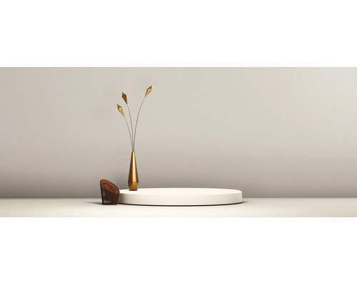 Minimalistische Szene mit weißem runden Podest, schmaler goldfarbener Vase mit Zierhalmen und einem kleinen braunen Hocker.
