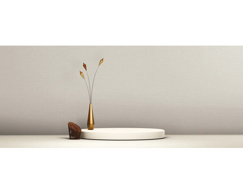 Hellbeige Tapete mit feiner Struktur in einem minimalistischen Raum mit Podest und dekorativer Vase.